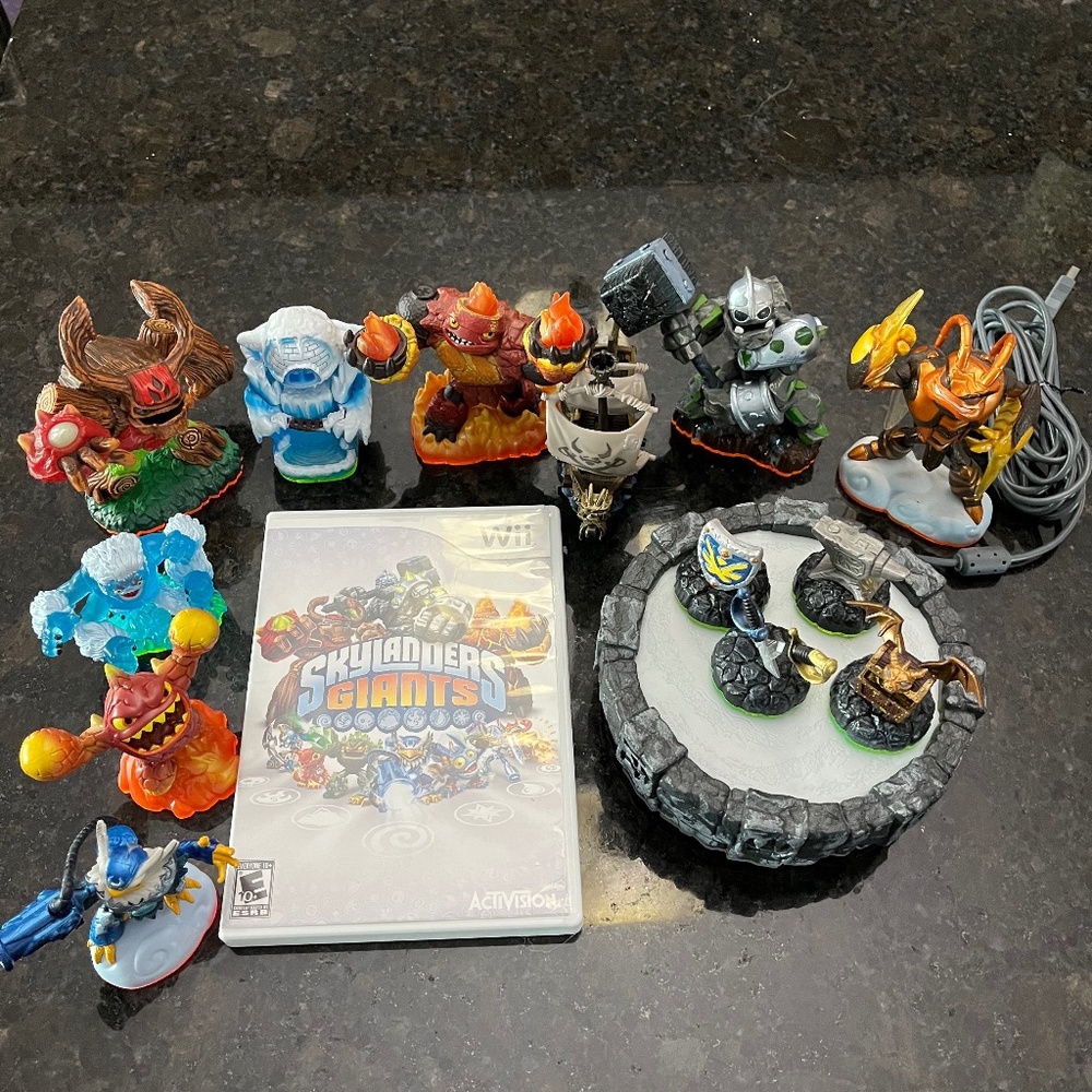 Wii Skylanders Giants game and figures